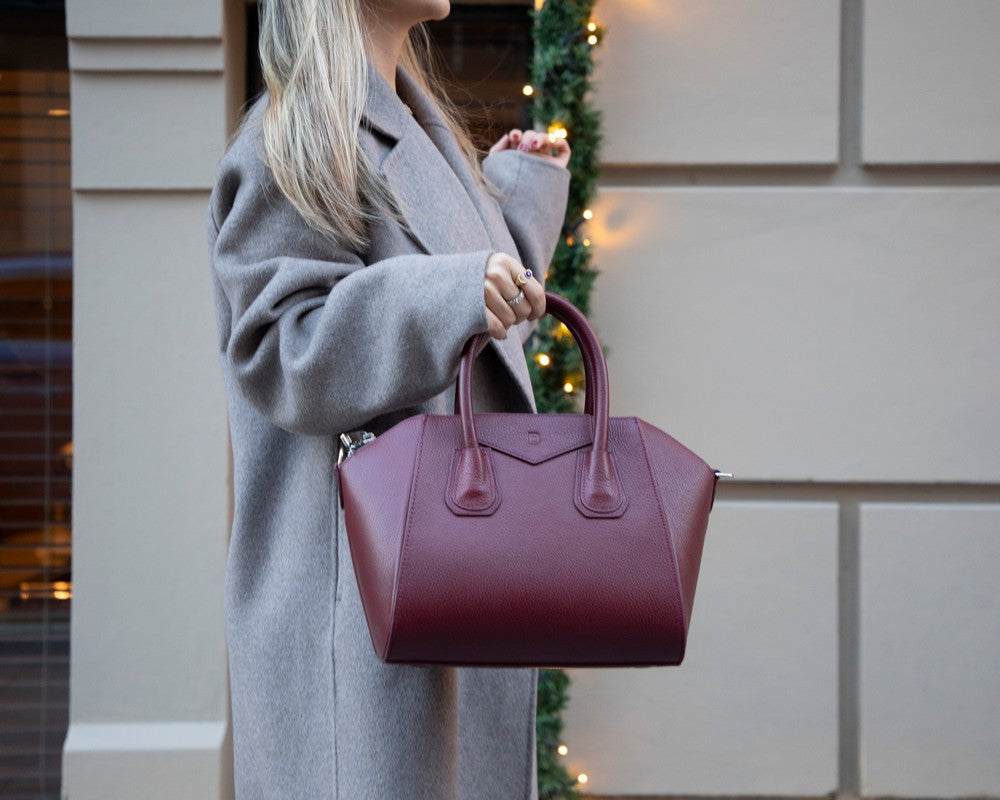 Alessia women's Bordeaux leather bag carried by hand, medium size