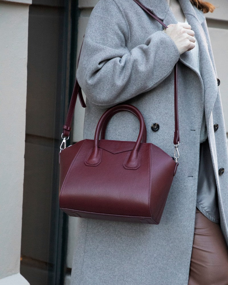 Alessia women's Bordeaux leather handbag worn over the shoulder