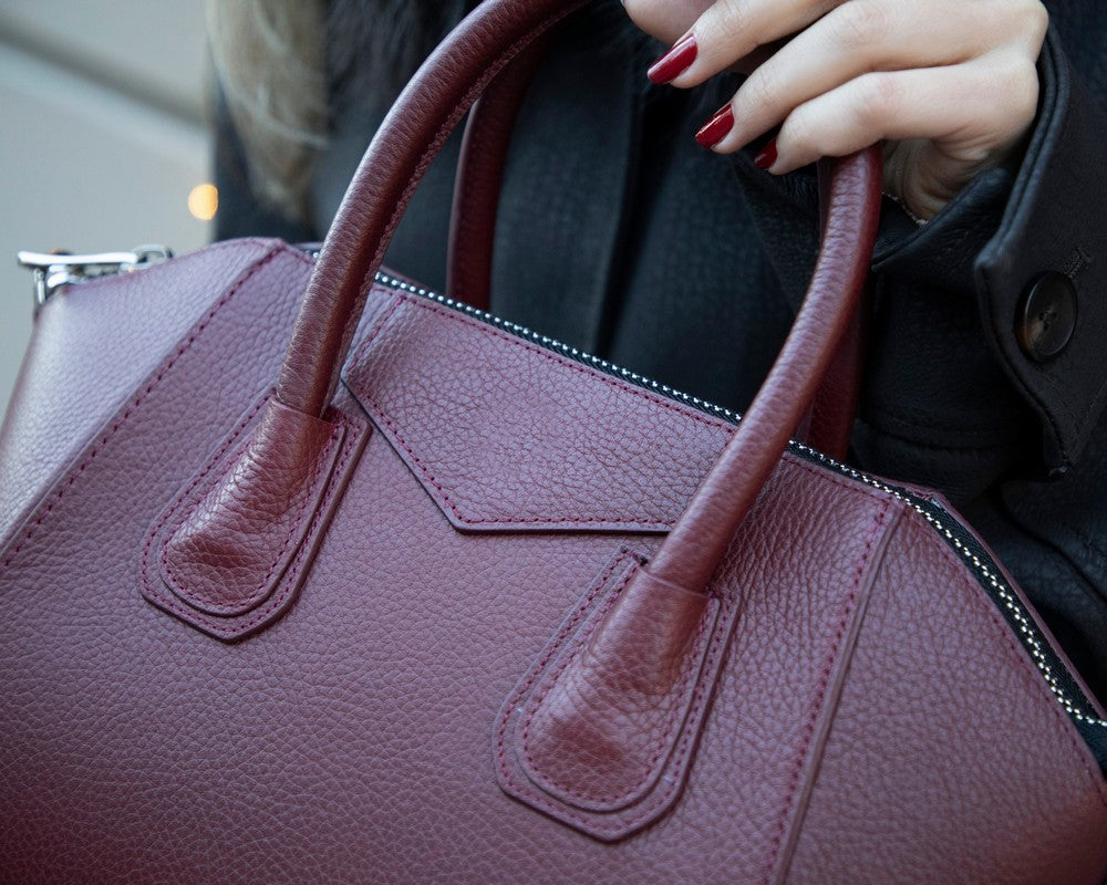 Alessia women's Bordeaux leather bag carried by hand, medium size