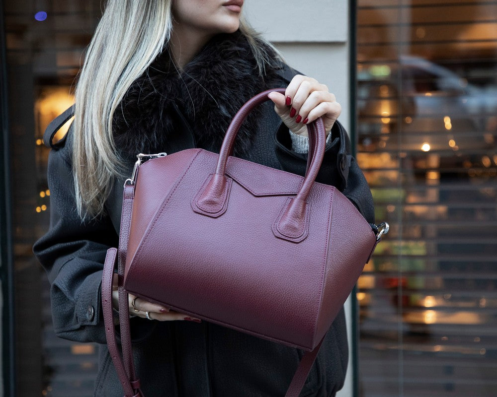 Alessia women's Bordeaux leather bag carried by hand, medium size