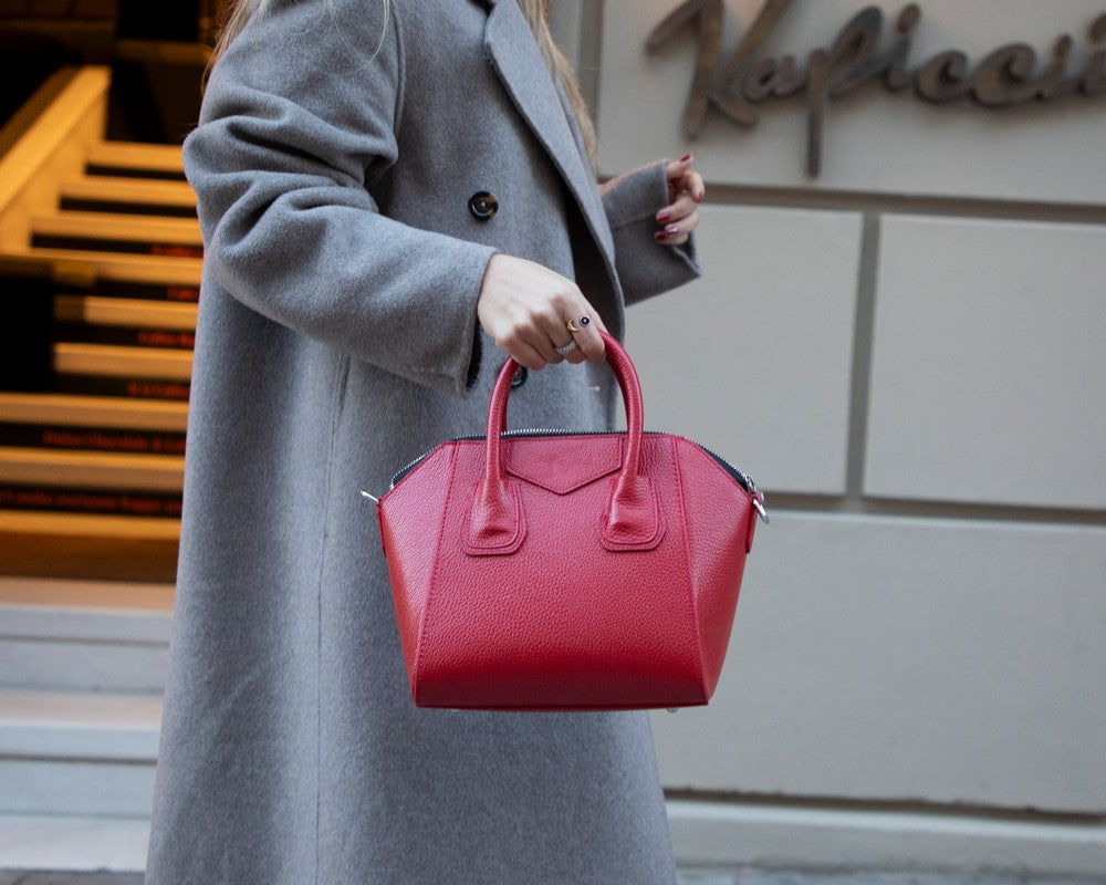 Alessia women's red leather bag carried by hand, medium size